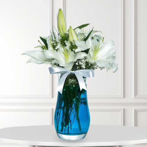 Silindir Vazoda Mavi Su içinde Beyaz Lilyumlar Resim 1