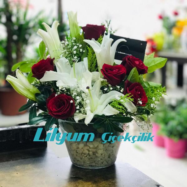 Konik Vazo içinde Gül ve Lilyum Resim 1